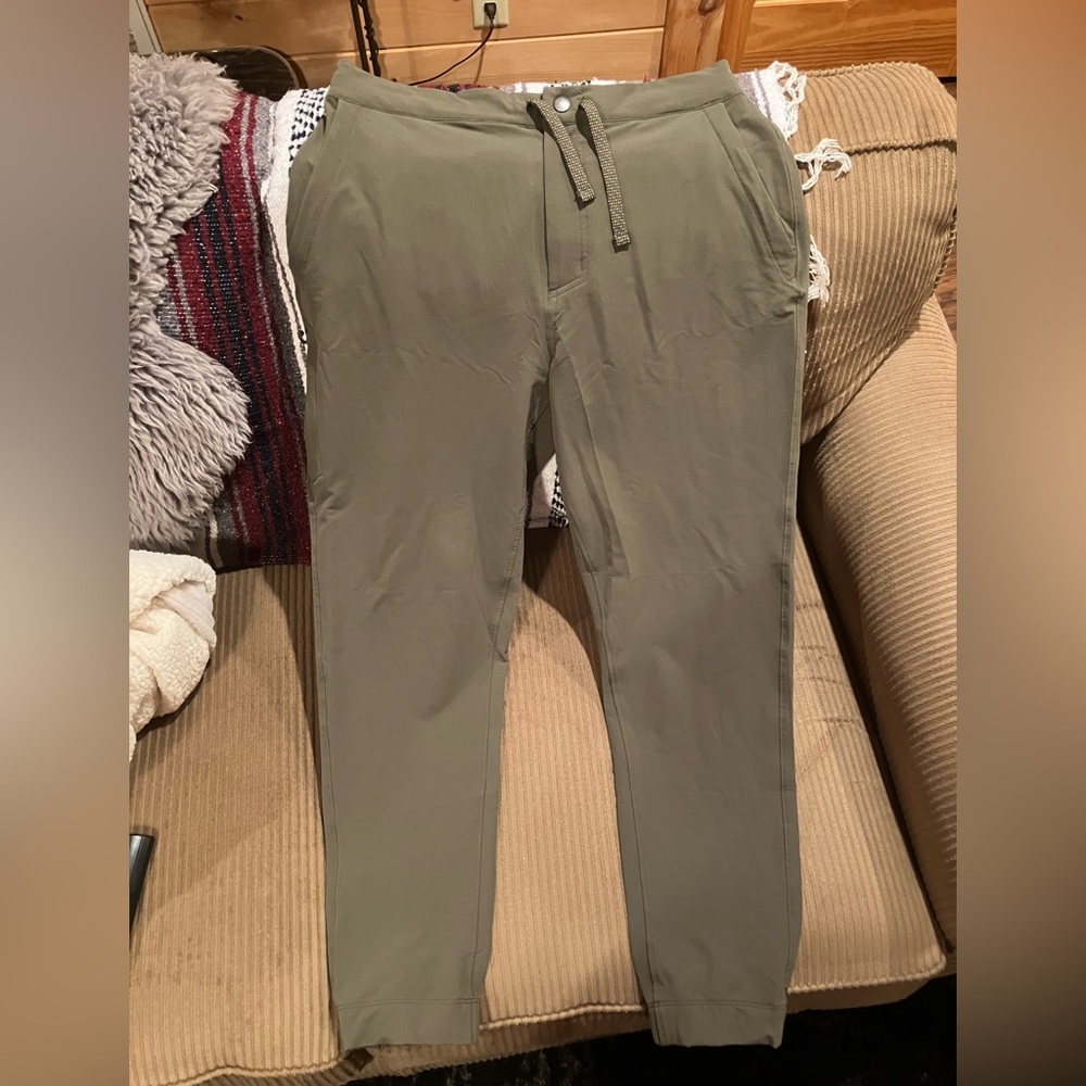 Mens Patagonia Skyline Traveler pants Size- Large, color- army green